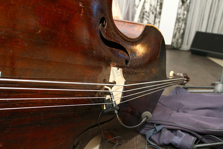 演唱会剪影摄影照片_地面上的老大提琴细节
