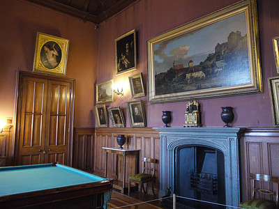 博物馆的房间以中世纪风格布置，配有壁炉和绘画