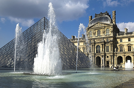 玻璃金字塔和卢浮宫博物馆的喷泉