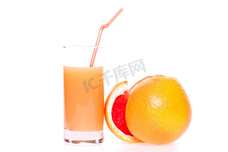 玻璃杯中的葡萄柚和果汁