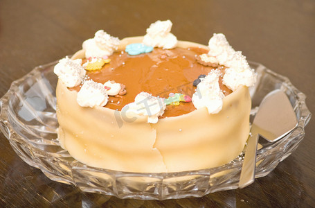千层蛋糕蛋糕摄影照片_美味的千层蛋糕配杏仁糖