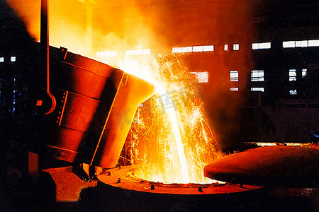 钢厂里的一大碗熔融金属。