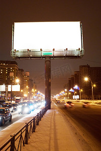夜街上的白色大广告牌