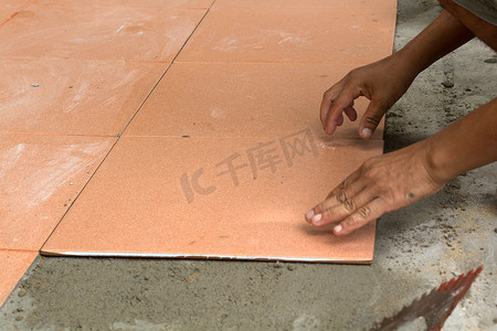 泥水工在家贴瓷砖，瓷砖地板粘合剂翻新