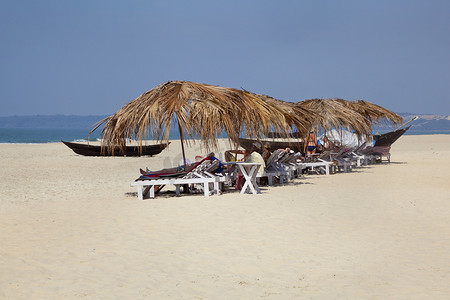 椰果摄影照片_在僻静的海滩上晒太阳的度假者