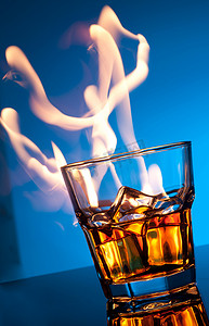 一杯苏格兰威士忌和蓝色火上的冰