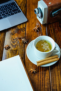 茶手写摄影照片_计算机、茶和笔记本在一张木桌上