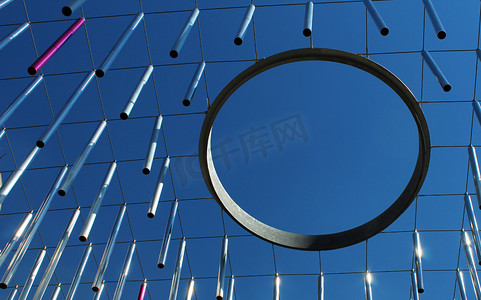 悬挂木板摄影照片_金属棒（木板）和环箍悬挂在蓝天上 — 现代概念