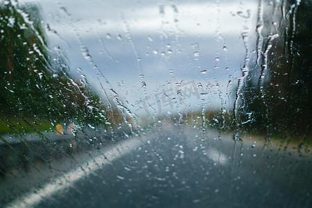 雨中街道摄影照片_雨中驾驶，司机视角