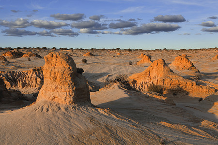 澳大利亚内陆沙漠景观中的土丘