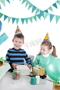 盛大开幕h5摄影照片_蓝色派对桌开幕礼物的两个孩子