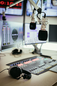 无线电广播工作室：前景中的麦克风，模糊背景中的现代工作室
