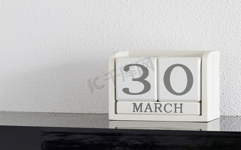 白色块日历当前日期 30 和 3 月