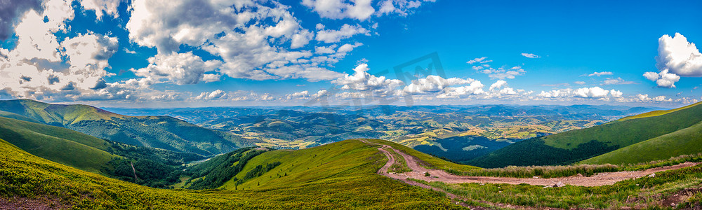 蓝色白云摄影照片_青山全景，高山、大山谷和蓝天，上面有白云