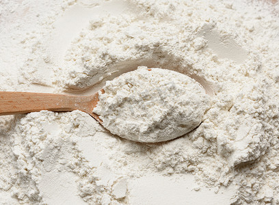 木勺中的白小麦面粉，顶视图