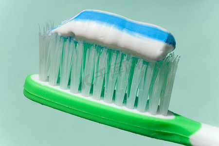 在绿色 b 上关闭牙刷和一些牙膏的视图