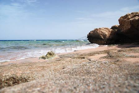 美丽清澈的绿松石海水表面照片，海景沙滩背景上波纹低波，水平图片