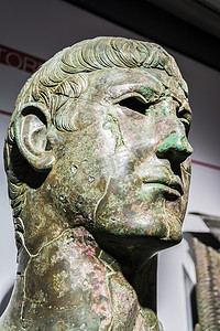 罗马戴克里先浴场中的古代金属雕塑。