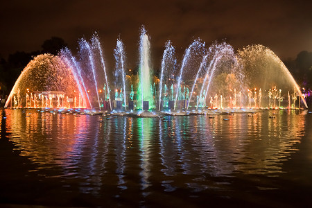 夜间灯光下的彩色喷泉