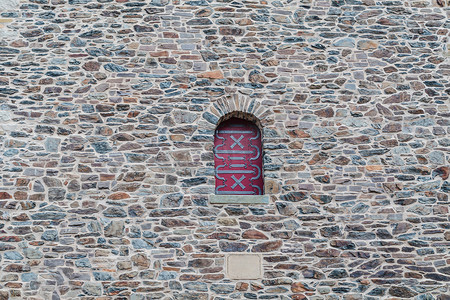 在一个老石墙上设置的曲拱窗口