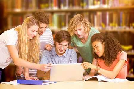 大学生在图书馆使用笔记本电脑的合成图像