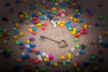彩色鹅卵石中的复古小钥匙