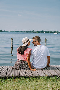 人们在荷兰阿姆斯特丹附近的 Vinkeveen 湖边公园放松，Vinkeveen 主要以 Vinkeveen 的 Vinkeveense Plassen 湖而闻名，Vinkeveen 是村庄以东的湖泊和沙岛区