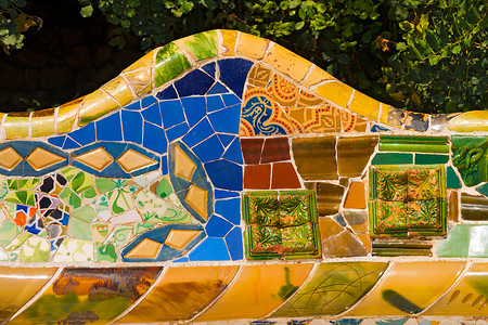 奥尔良手枪腿摄影照片_陶瓷长凳奎尔公园 - 西班牙巴塞罗那