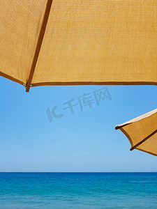 太阳伞和海洋