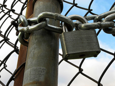 锁、链条和铁丝网围栏