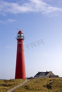 Schiermonnikoog 沙丘上的红色灯塔