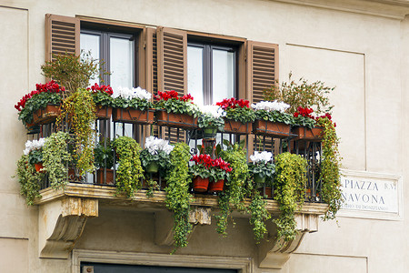 住宅区摄影照片_有五颜六色的花的阳台在罗马
