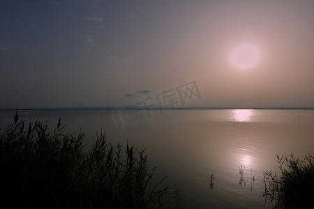字体样式摄影照片_泻湖落日的倒影