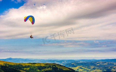 肾上腺素摄影照片_高山上的极限跳伞