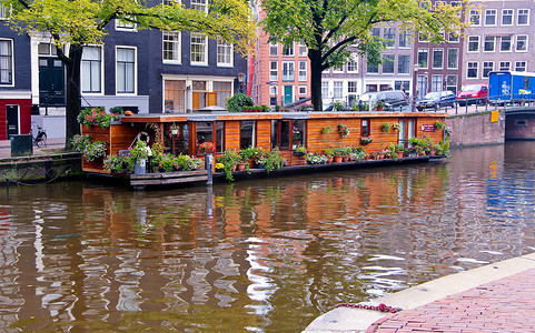 阿姆斯特丹运河中的船屋