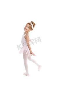 芭蕾舞女演员小芭蕾儿童舞者在白色上跳舞