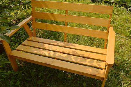 夏季花园中用于庭院设计的木凳、天然木家具