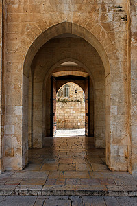 通往耶路撒冷老城贝塞斯达水池的古石拱门