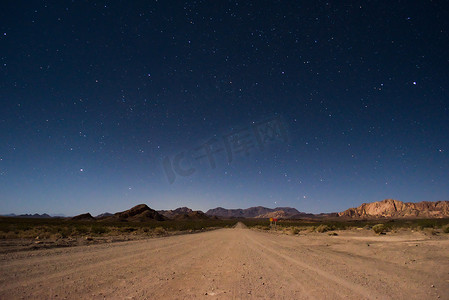 阿根廷门多萨乌斯帕亚塔附近一条穿过沙漠的土路上方繁星点点的夜空。