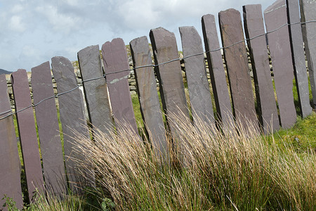 天空围栏摄影照片_传统的石板围栏。