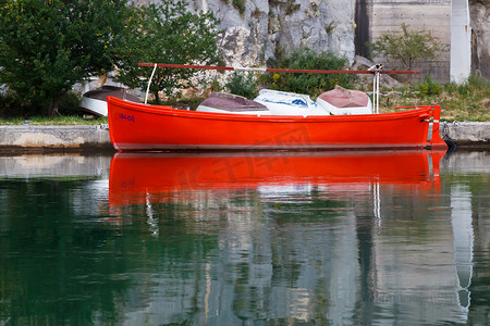 克罗地亚 Omis 附近的 Cetina 河码头的红船