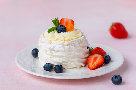 蛋白甜饼、帕夫洛娃蛋糕配草莓、蓝莓和薄荷