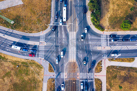 汽车天线摄影照片_十字路口的空中俯视图，有很多车辆或汽车交通，现代城市十字路口和市中心的路口。