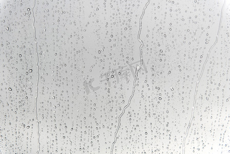 雨后玻璃上的水滴作为背景