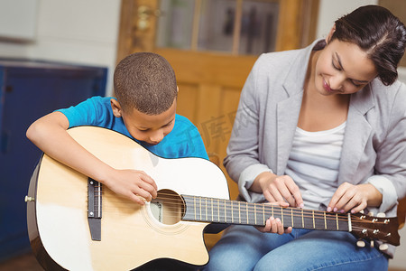 漂亮的老师给学生上吉他课