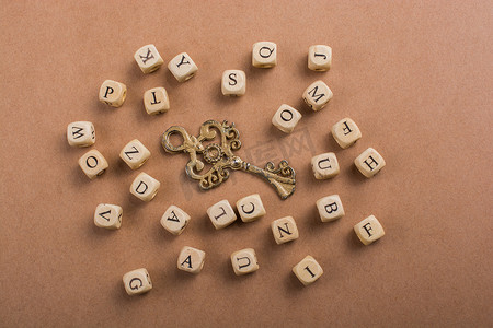 钥匙周围用木头制成的字母立方体