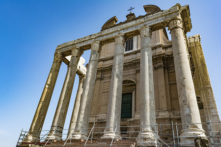 古代皇帝摄影照片_意大利罗马古罗马广场的圣殿皇帝安东尼和妻子福斯蒂娜与科林斯柱