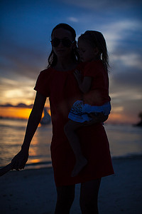 妈妈和孩子剪影摄影照片_妈妈和女儿在长滩岛海滩夕阳下的剪影