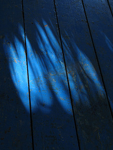 蓝色地板上的光影