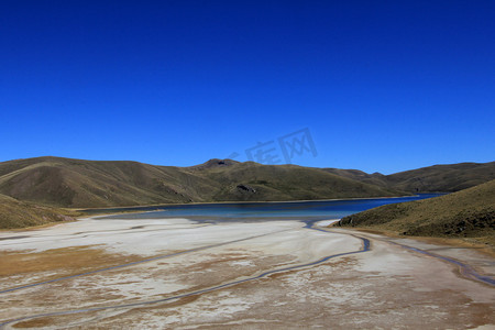 五颜六色的山和湖在秘鲁安第斯山脉